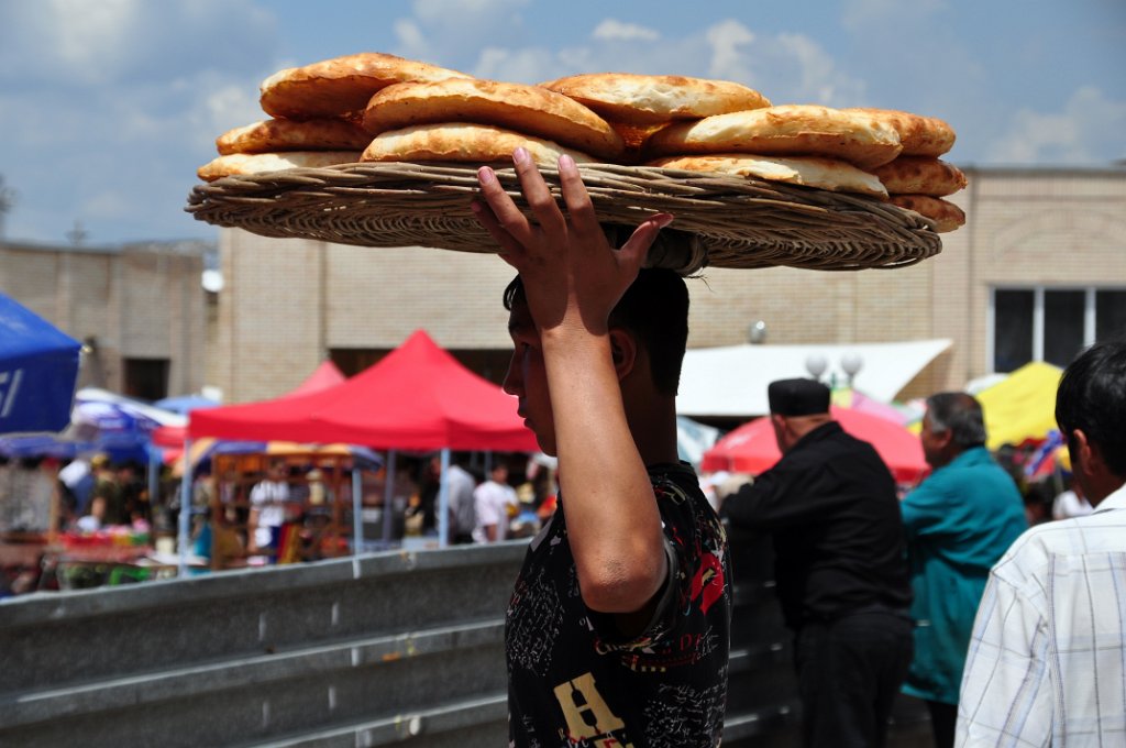 41 Samarcanda - venditore di pane al mercato.JPG